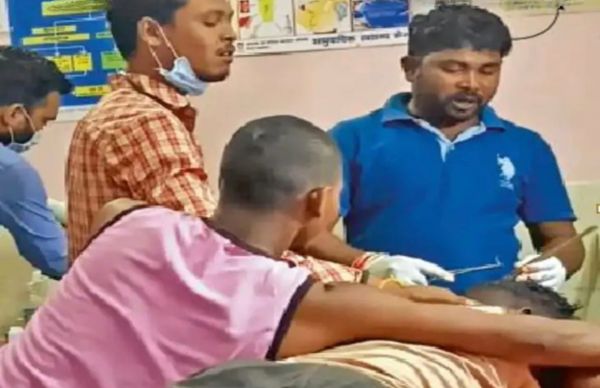 गार्ड के बाद अब ड्राइवर बन गया डॉक्टर, घायल मरीज को टांका लगाते वीडियो हुआ वायरल, मचा हड़कंप