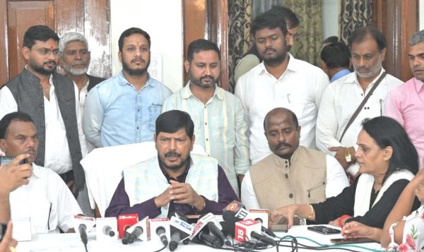 केंद्रीय राज्य मंत्री रामदास अठावले ने छत्तीसगढ़ प्रवास पर की योजनाओं की प्रगति की समीक्षा, अधिकारियों को दिए दिशा-निर्देश