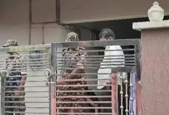 डीएमएफ घोटाले में 4 करोड़ कैश और 10 किलों चांदी की ईंटें जब्त 