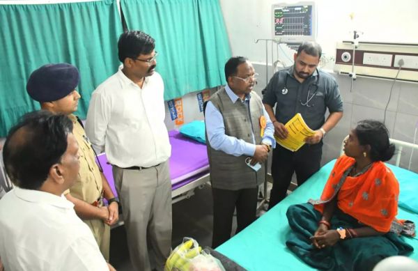 लुत्ती डैम टूटने से प्रभावित ग्रामीणों का हाल चाल जानने अस्पताल पहुंचे कृषि मंत्री रामविचार नेताम 