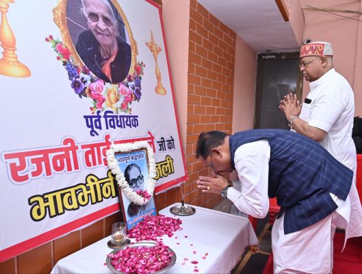 मुख्यमंत्री साय ने रायपुर की पहली महिला विधायक स्वर्गीय रजनी ताई उपासने के निवास पहुंचकर अर्पित की श्रद्धांजलि
