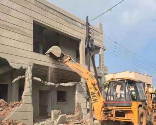 टाटीबंध के इस इलाके में अवैध प्लाटिंग पर चला बुलडोजर 