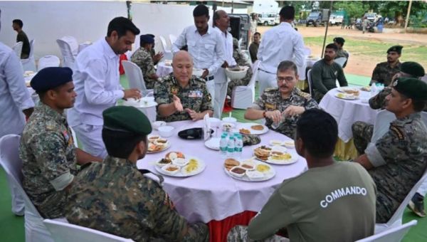 DGP अरुण देव गौतम ने गरियाबंद में जवानों से की मुलाकात  