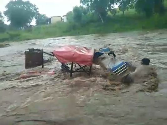 बाढ़ की चपेट में आया ट्रैक्टर-ट्रॉली, पानी के तेज बहाव में बह गये 7 मजदूर&hellip;.मचा हड़कंप