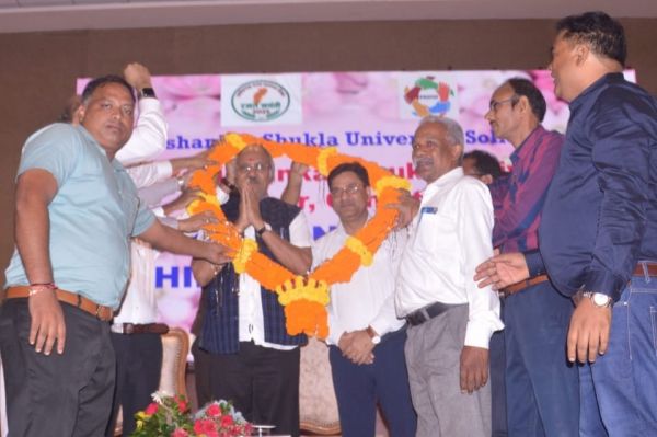 NAAC A+ हासिल करने पर सांसद बृजमोहन अग्रवाल ने पं. रवि शंकर शुक्ल विश्वविद्यालय की टीम को किया सम्मानित