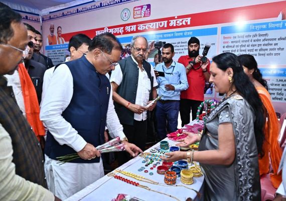 मुख्यमंत्री साय ने किया श्रम विभाग द्वारा आयोजित प्रदर्शनी का अवलोकन