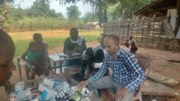 इंद्रावती नदी में स्वयं नाव चलाकर गाँव पहुँचे स्वास्थ्य विभाग के कर्मचारी, &lsquo;स्वस्थ नारी, सशक्त परिवार&rsquo; अभियान के तहत गर्भवती महिलाओं की जांच और परामर्श