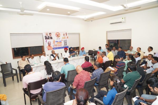 सांसद बृजमोहन अग्रवाल ने खेल संघ के पदाधिकारियों की ली बैठक