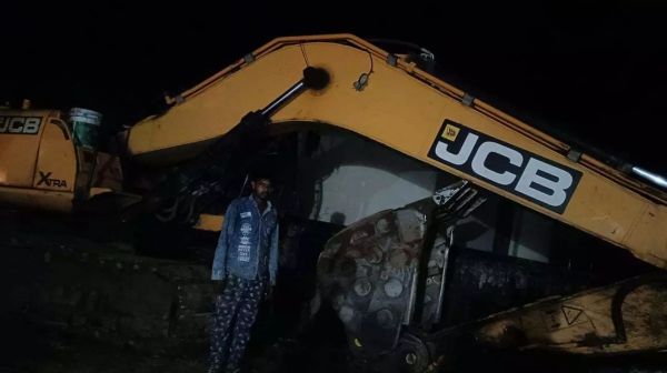 अवैध रेत उत्खनन पर कड़ी कार्रवाई जारी, एक चैन माउंटेन वाहन जब्त  