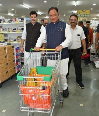 जब मुख्यमंत्री खुद बने ग्राहक : घरेलू सामान की शॉपिंग कर उठाया जीएसटी दरों में कटौती का लाभ