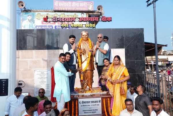 सांसद बृजमोहन अग्रवाल ने खरोरा में पंडित दीनदयाल उपाध्याय की प्रतिमा का अनावरण एवं चौक सौंदर्यीकरण कार्य का लोकार्पण किया