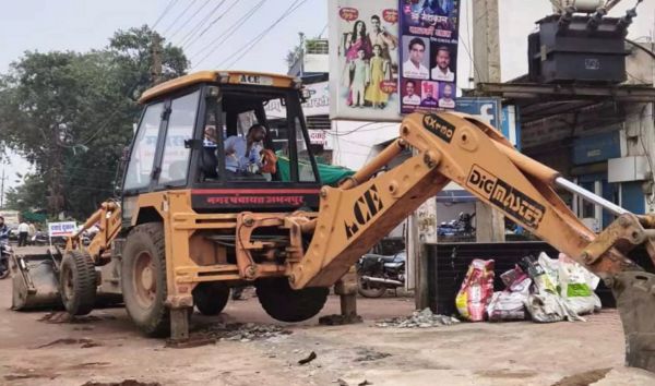 नगर पालिका ने अवैध अतिक्रमण हटाने का अभियान शुरू, पार्षद के विरोध के बाद बीच में रोकी गई कार्रवाई 