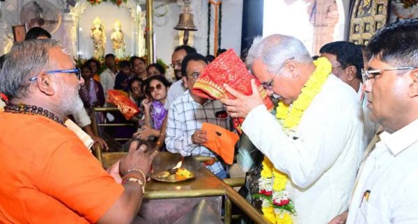  मां बमलेश्वरी के धाम पहुंचे पूर्व मुख्यमंत्री भूपेश बघेल, पूजा-अर्चना कर की प्रदेश की खुशहाली की कामना