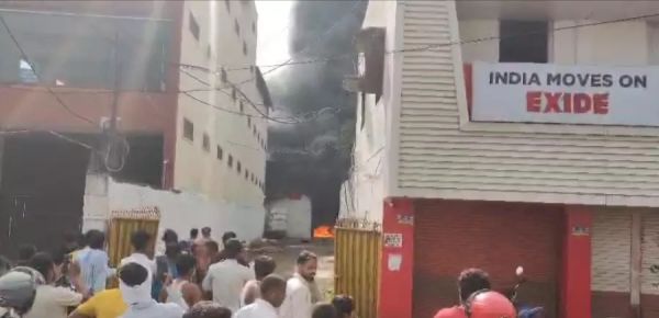 खमतराई थाना क्षेत्र में बैटरी फैक्ट्री में लगी आग  