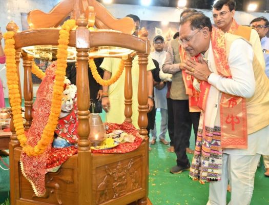 मुख्यमंत्री साय रायपुर शहर के विभिन्न गरबा महोत्सव में हुए शामिल, मातारानी का दर्शन कर लिया आशीर्वाद