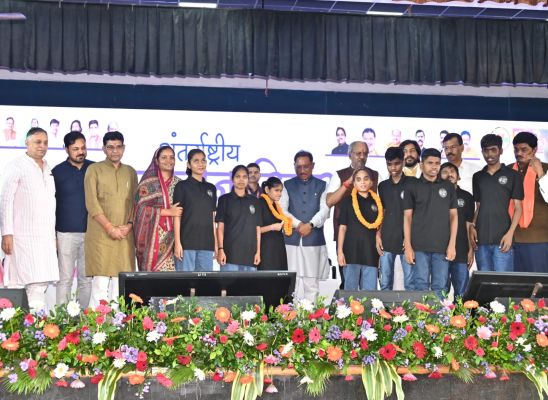 मुख्यमंत्री विष्णु देव साय ने प्रोजेक्ट दिव्य धुन के बच्चों को दी 11 हजार की प्रोत्साहन राशि