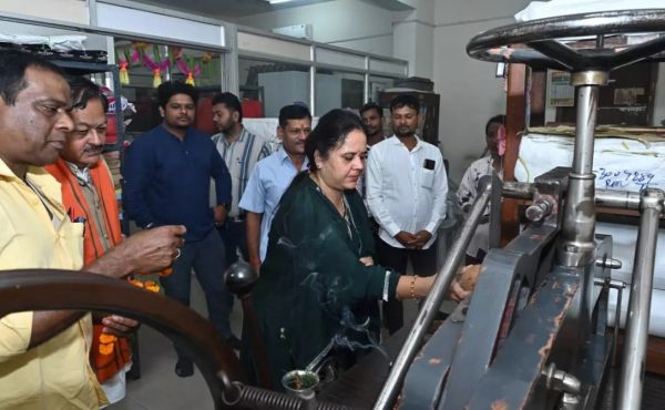 रायपुर निगम ऑफसेट प्रेस और फिल्टरप्लांट की मशीनों की विजयादशमी पर की गई पूजा 