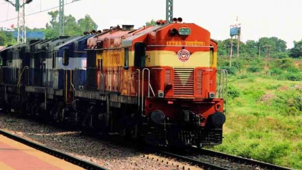 दीपावली-छठ पर ट्रेनें फुल, पूजा स्पेशल बने यात्रियों का सहारा, देखिये ट्रेनों का क्या है हाल