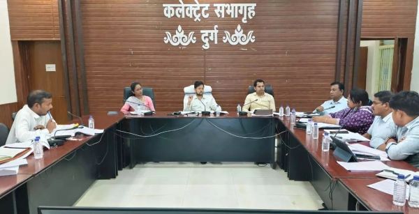 दुर्ग कलेक्टर ने राजस्व संबंधी प्रकरणों की ली समीक्षा बैठक, अधिकारियों को दिए आवश्यक निर्देश 