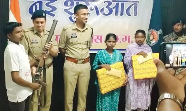 गरियाबंद में 3 ईनामी नक्सलियों ने किया आत्मसमर्पण