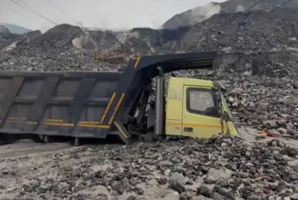 गेवरा खदान में काम ठप, बारिश के चलते भरा पानी और फंसे वाहन 