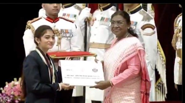 छत्तीसगढ़ की बेटी, देश का गौरव : राष्ट्रपति द्रौपदी मुर्मू के हाथों लखनी साहू को मिला MY Bharat NSS राष्ट्रीय पुरस्कार, सीएम साय ने दी शुभकामनाएं