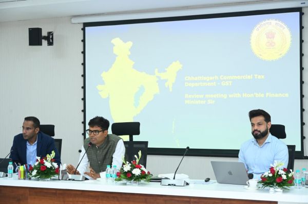 राज्य कर (जीएसटी) विभाग की समीक्षा बैठक में शामिल हुए वित्त मंत्री ओ.पी. चौधरी