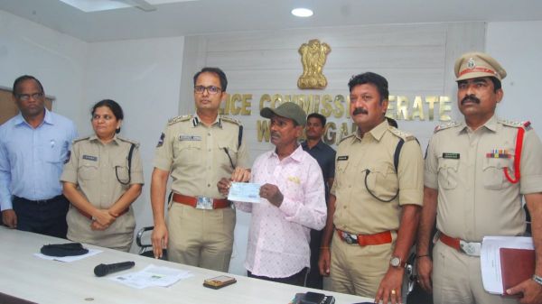 8 लाख रुपये के इनामी माओवादी लीडर मंदा रूबेन ने किया आत्मसमर्पण