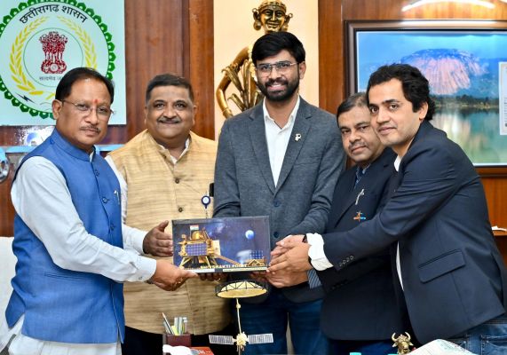 मुख्यमंत्री विष्णुदेव साय से इसरो के वैज्ञानिकों ने की मुलाकात