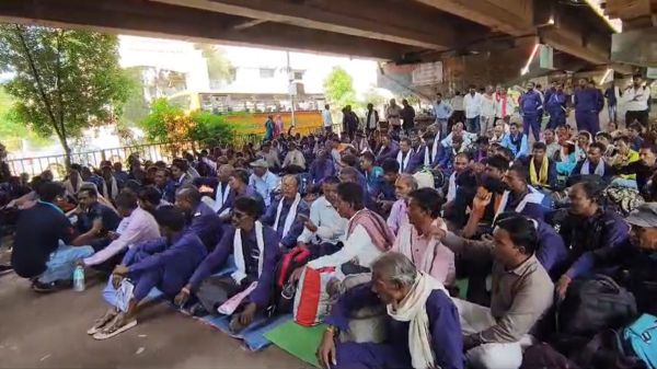 वेतन बढ़ोतरी और सुविधाओं की मांग को लेकर सड़कों पर उतरे कोटवार, कलेक्टर को सौंपा ज्ञापन