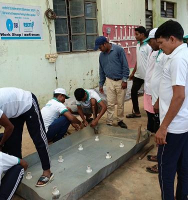 आत्मसमर्पित माओवादियों ने थामी तरक्की की डोर- बीजापुर के 32 पूर्व माओवादियों ने सीखा कुक्कुटपालन और बकरीपालन का गुर