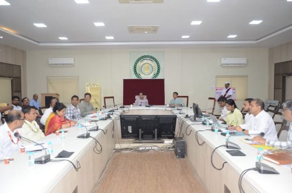 कलेक्टर ने की प्रधानमंत्री सूर्यघर मुफ्त बिजली योजना की प्रगति की समीक्षा