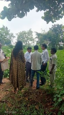 संभागायुक्त महादेव कावरे ने ग्राम चर्रा में फसल गिरदावरी सत्यापन कार्य का निरीक्षण