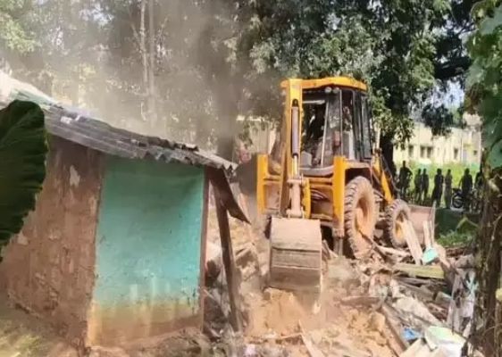 रेलवे की जमीन से कब्जा हटाए गए, 32 घरों में चला बुलडोजर 