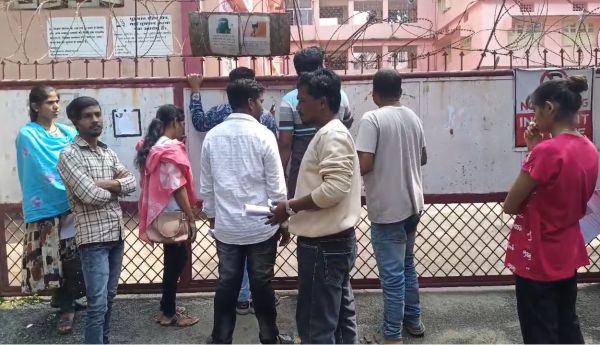 व्यापम की परीक्षा में हुआ बवाल: गिड़गिड़ाते रहे अभ्यर्थी, लेकिन नहीं मिली इंट्री, समय से पहले गेट बंद करने का आरोप