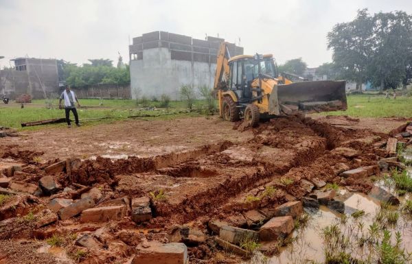 राजस्व विभाग की बड़ी कार्रवाई - 11.77 एकड़ अवैध प्लॉटिंग पर चलाया बुलडोजर