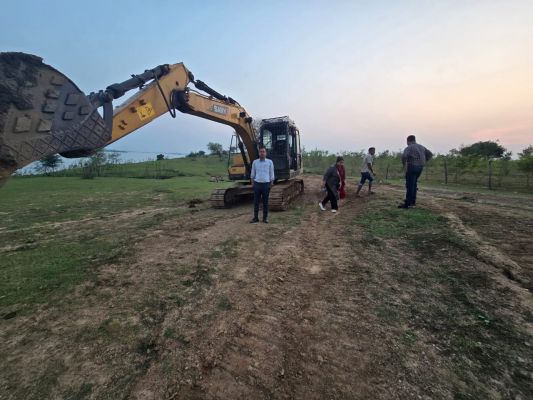 मुख्यमंत्री के निर्देश पर अवैध रेत खनन पर त्वरित कार्रवाई &mdash; ग्राम गुदगुदा में 2 बोट एवं 2 चैन माउंटेन जब्त