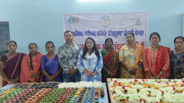 दीयों और पूजा सामग्री के बिक्री से समूह की महिलाएं हो रही समृद्ध