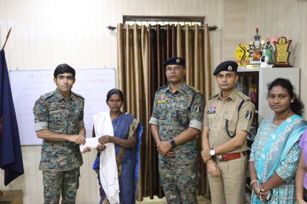 5 लाख की ईनामी महिला नक्सली गीता उर्फ कमली सलाम ने किया आत्मसमर्पण