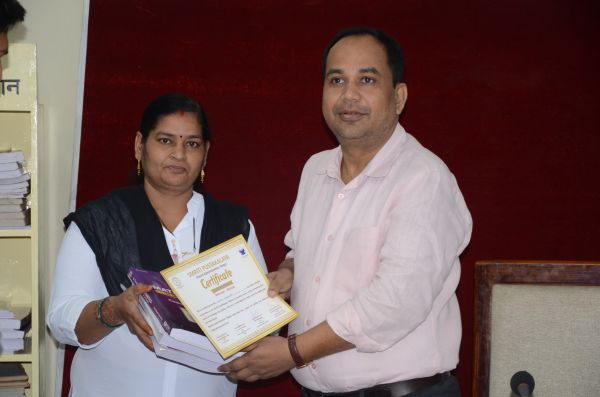 स्मृति पुस्तकालय योजना से शिक्षा को मिला नया संबल : साधना स्वर्णबेर ने दान की 150 पुस्तकें