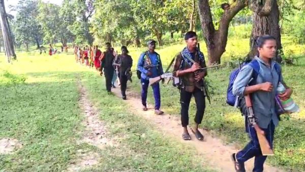 बस्तर में 130 माओवादियों के साथ नक्सल प्रवक्ता रूपेश ने पुलिस के सामने किया सरेंडर, इनमें CCM और DVCM सदस्य भी शामिल