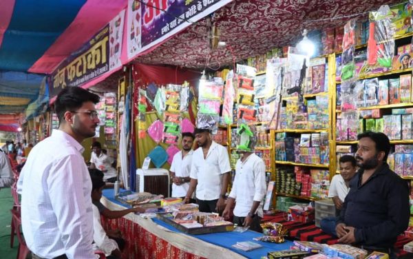 फटाका स्टॉल्स का निरीक्षण करने पहुंचे कलेक्टर दीपक सोनी 