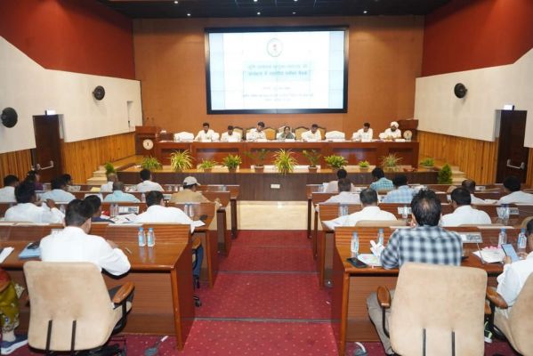 कृषि उत्पादन आयुक्त ने ली बैठक, ग्रीष्मकालीन धान के रकबे में कमी लाकर दलहन, तिलहन एवं मक्का फसलों के क्षेत्र विस्तार के दिए निर्देश