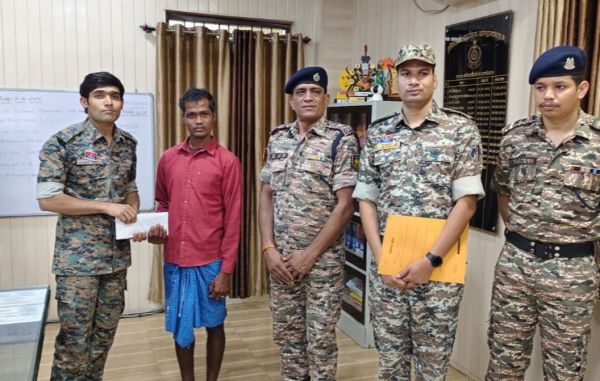 1 लाख के इनामी नक्सली पिलसाय ने किया सरेंडर