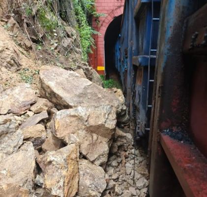 KK रेल लाइन लैंड स्लाइड से हुई बाधित, किरंदुल-विशाखापट्टनम पैसेंजर ट्रेनें रद्द