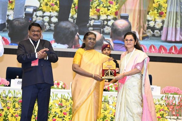 धरती आबा के आंगन से विज्ञान भवन तक-कोरिया की विकास गाथा को मिली राष्ट्रीय पहचान, राष्ट्रपति के हाथों कलेक्टर को मिला सम्मान