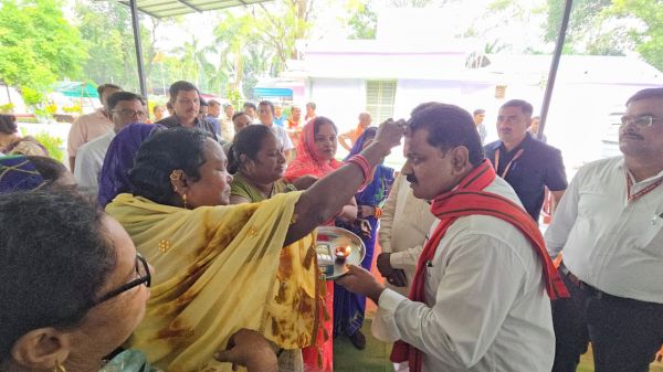 दीपावली पर उपमुख्यमंत्री विजय शर्मा ने किया स्वच्छता दीदियों व कमांडो के साथ जलपान एवं स्नेहिल सम्मान