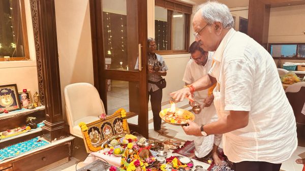 दीपावली के पावन पर्व पर सांसद बृजमोहन अग्रवाल ने परिवार सहित की पूजा-अर्चना, प्रदेशवासियों को दी शुभकामनाएं