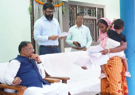 मुख्यमंत्री विष्णु देव साय ने बगिया में सुनी आम जनता की समस्याएं, आवेदनों के त्वरित निराकरण के निर्देश