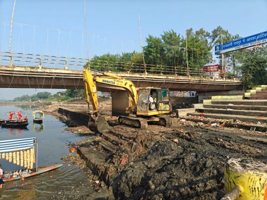 महादेव घाट में निगम ने चलाया सफाई अभियान, छठ पूजा की तैयारी पूरी हुई  